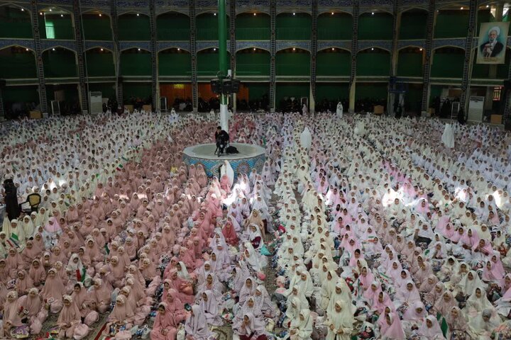 تصاویر/جشن تکلیف 3 هزار نفری دانش آموزان دختر یزدی