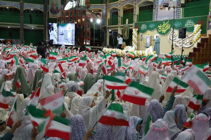 تصاویر/جشن تکلیف 3 هزار نفری دانش آموزان دختر یزدی