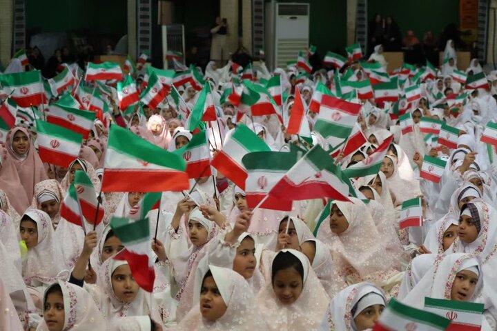 تصاویر/جشن تکلیف 3 هزار نفری دانش آموزان دختر یزدی