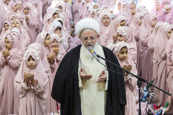 مراسم جشن تکلیف سه هزار نفری دانش آموزان دختر یزدی