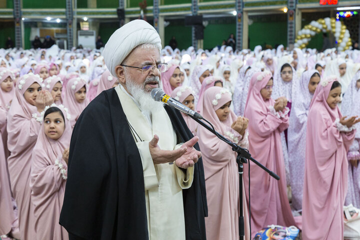 مراسم جشن تکلیف سه هزار نفری دانش آموزان دختر یزدی