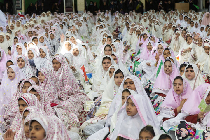 مراسم جشن تکلیف سه هزار نفری دانش آموزان دختر یزدی