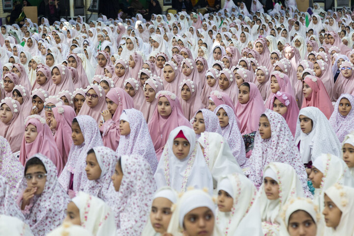 مراسم جشن تکلیف سه هزار نفری دانش آموزان دختر یزدی