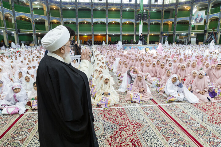 مراسم جشن تکلیف سه هزار نفری دانش آموزان دختر یزدی