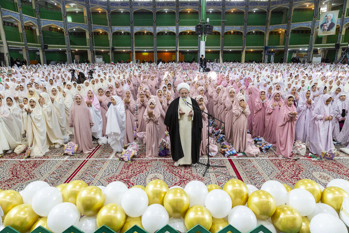 مراسم جشن تکلیف سه هزار نفری دانش آموزان دختر یزدی