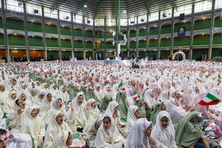 مراسم جشن تکلیف سه هزار نفری دانش آموزان دختر یزدی