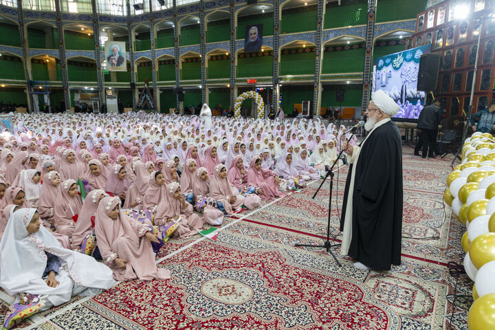 مراسم جشن تکلیف سه هزار نفری دانش آموزان دختر یزدی