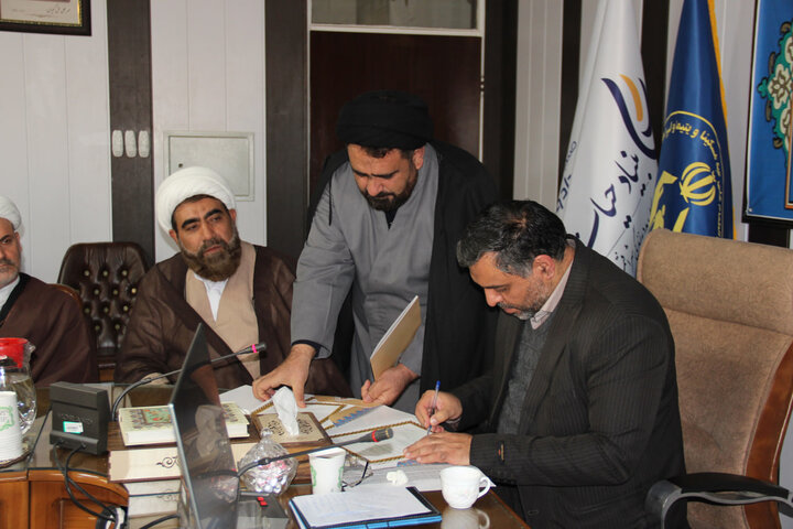 تصاویر / انعقاد تفاهم نامه بین حوزه علمیه استان قزوین واداره کل کمیته امداد حضرت امام خمینی قزوین