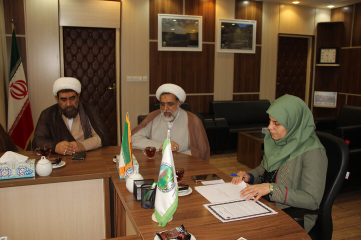 تصاویر / انعقاد تفاهم نامه بین حوزه علمیه استان قزوین واداره کل منابع طبیعی استان قزوین