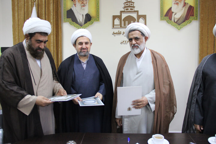 تصاویر / انعقاد تفاهم نامه بین حوزه علمیه استان قزوین با ستاد اجرایی فرمان حضرت امام خمینی ومرکز خدمات حوزه علمیه قزوین