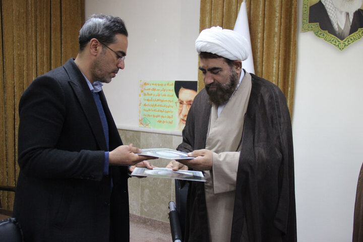 تصاویر / انعقاد تفاهم نامه بین حوزه علمیه استان قزوین با ستاد اجرایی فرمان حضرت امام خمینی ومرکز خدمات حوزه علمیه قزوین