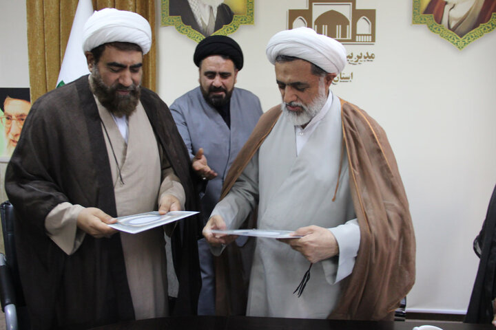 تصاویر / انعقاد تفاهم نامه بین حوزه علمیه استان قزوین با ستاد اجرایی فرمان حضرت امام خمینی ومرکز خدمات حوزه علمیه قزوین