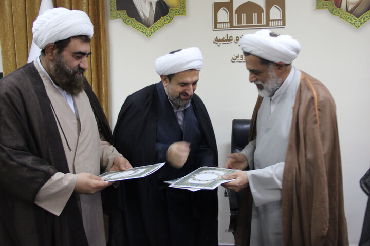 تصاویر / انعقاد تفاهم نامه بین حوزه علمیه استان قزوین با ستاد اجرایی فرمان حضرت امام خمینی ومرکز خدمات حوزه علمیه قزوین