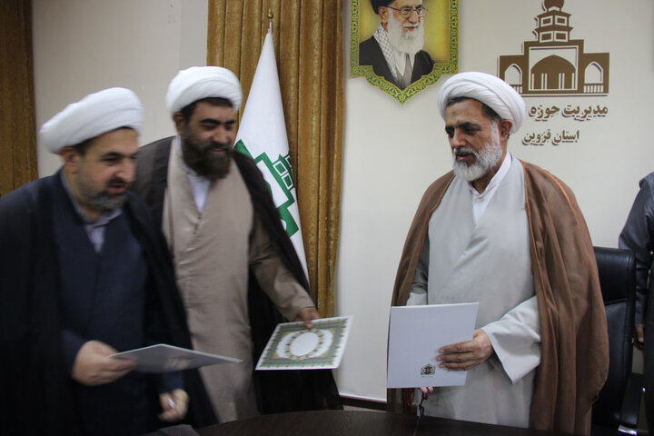 تصاویر / انعقاد تفاهم نامه بین حوزه علمیه استان قزوین با ستاد اجرایی فرمان حضرت امام خمینی ومرکز خدمات حوزه علمیه قزوین