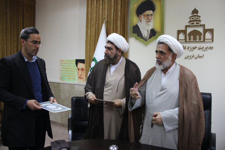 تصاویر / انعقاد تفاهم نامه بین حوزه علمیه استان قزوین با ستاد اجرایی فرمان حضرت امام خمینی ومرکز خدمات حوزه علمیه قزوین