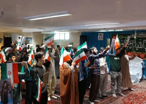 تصاویر/تجمع حوزویان قروه در اعتراض به هتک حرمت به قرآن و حمایت از مقام معظم رهبری