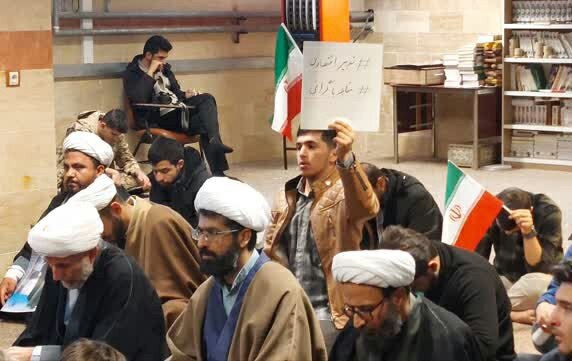 تصاویر/تجمع حوزویان قروه در اعتراض به هتک حرمت به قرآن و حمایت از مقام معظم رهبری