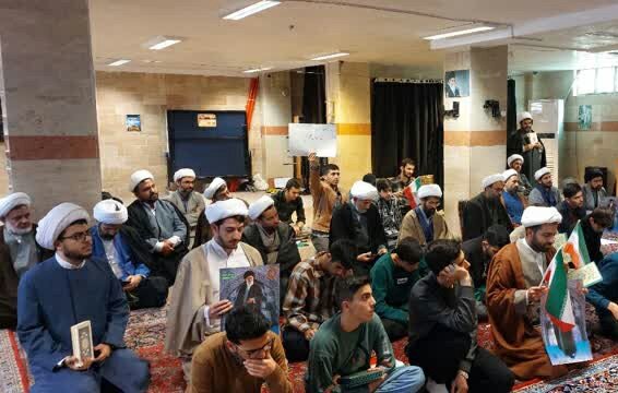 تصاویر/تجمع حوزویان قروه در اعتراض به هتک حرمت به قرآن و حمایت از مقام معظم رهبری