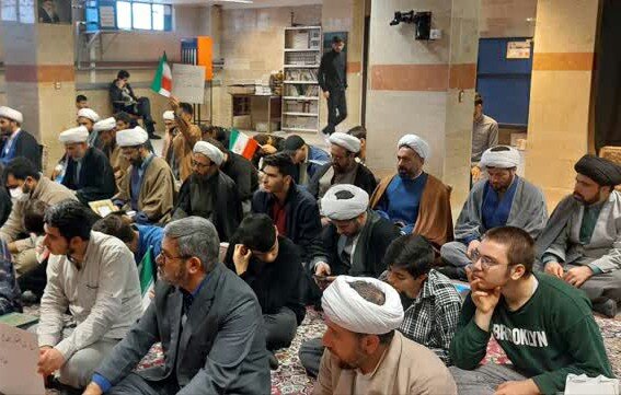 تصاویر/تجمع حوزویان قروه در اعتراض به هتک حرمت به قرآن و حمایت از مقام معظم رهبری