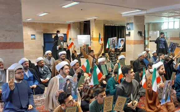 تصاویر/تجمع حوزویان قروه در اعتراض به هتک حرمت به قرآن و حمایت از مقام معظم رهبری