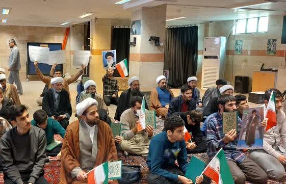 تصاویر/تجمع حوزویان قروه در اعتراض به هتک حرمت به قرآن و حمایت از مقام معظم رهبری