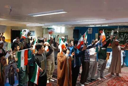 تصاویر/تجمع حوزویان قروه در اعتراض به هتک حرمت به قرآن و حمایت از مقام معظم رهبری