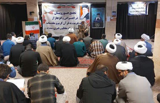 تصاویر/تجمع حوزویان قروه در اعتراض به هتک حرمت به قرآن و حمایت از مقام معظم رهبری