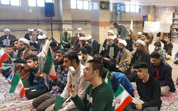 تصاویر/تجمع حوزویان قروه در اعتراض به هتک حرمت به قرآن و حمایت از مقام معظم رهبری