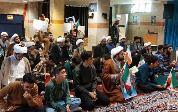 تصاویر/تجمع حوزویان قروه در اعتراض به هتک حرمت به قرآن و حمایت از مقام معظم رهبری