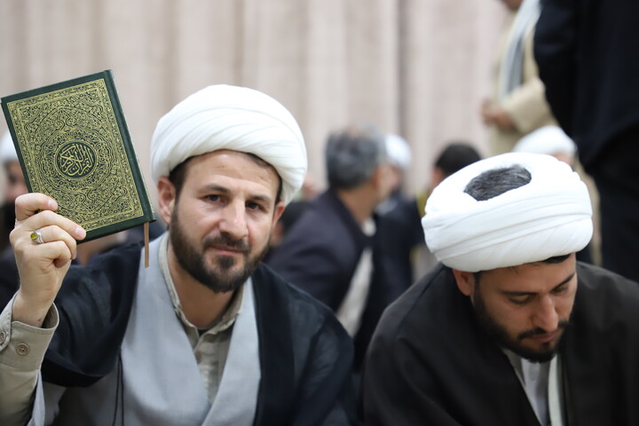 تصاویر/ تجمع طلاب،علما و روحانیون  شهر سنندج در اعتراض و انزجار از هتک حرمت به  قرآن کریم و تجدید بیعت با مقام معظم رهبری