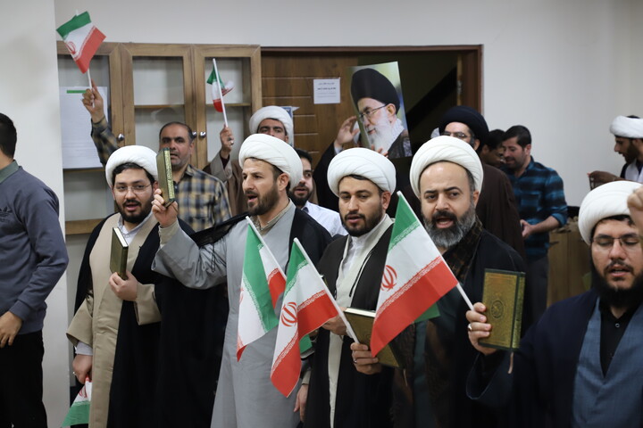 تصاویر/ تجمع طلاب،علما و روحانیون  شهر سنندج در اعتراض و انزجار از هتک حرمت به  قرآن کریم و تجدید بیعت با مقام معظم رهبری