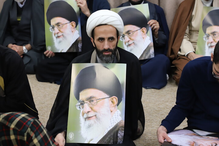 تصاویر/ تجمع طلاب،علما و روحانیون  شهر سنندج در اعتراض و انزجار از هتک حرمت به  قرآن کریم و تجدید بیعت با مقام معظم رهبری