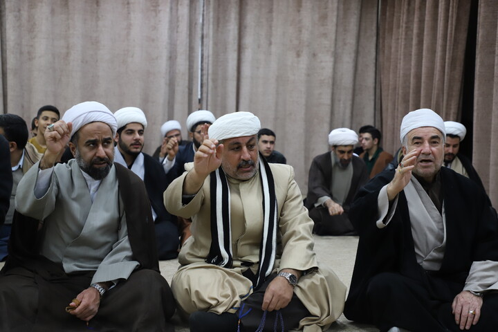 تصاویر/ تجمع طلاب،علما و روحانیون  شهر سنندج در اعتراض و انزجار از هتک حرمت به  قرآن کریم و تجدید بیعت با مقام معظم رهبری