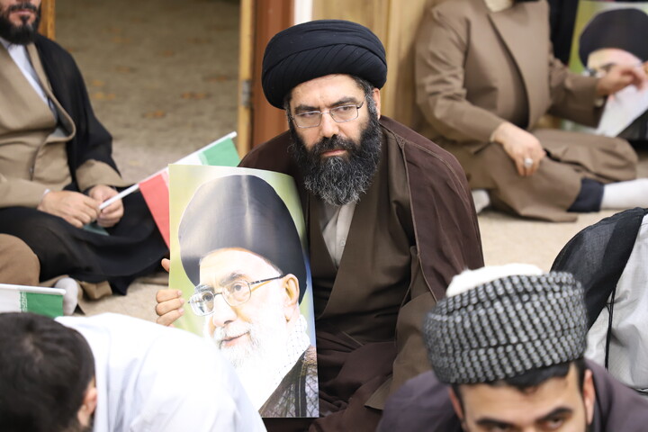 تصاویر/ تجمع طلاب،علما و روحانیون  شهر سنندج در اعتراض و انزجار از هتک حرمت به  قرآن کریم و تجدید بیعت با مقام معظم رهبری