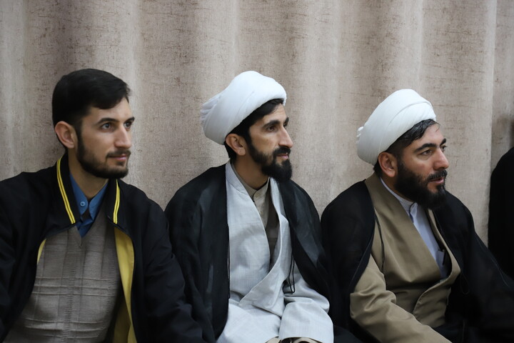 تصاویر/ تجمع طلاب،علما و روحانیون  شهر سنندج در اعتراض و انزجار از هتک حرمت به  قرآن کریم و تجدید بیعت با مقام معظم رهبری