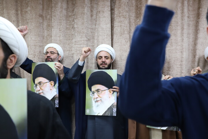 تصاویر/ تجمع طلاب،علما و روحانیون  شهر سنندج در اعتراض و انزجار از هتک حرمت به  قرآن کریم و تجدید بیعت با مقام معظم رهبری