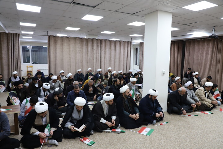 تصاویر/ تجمع طلاب،علما و روحانیون  شهر سنندج در اعتراض و انزجار از هتک حرمت به  قرآن کریم و تجدید بیعت با مقام معظم رهبری