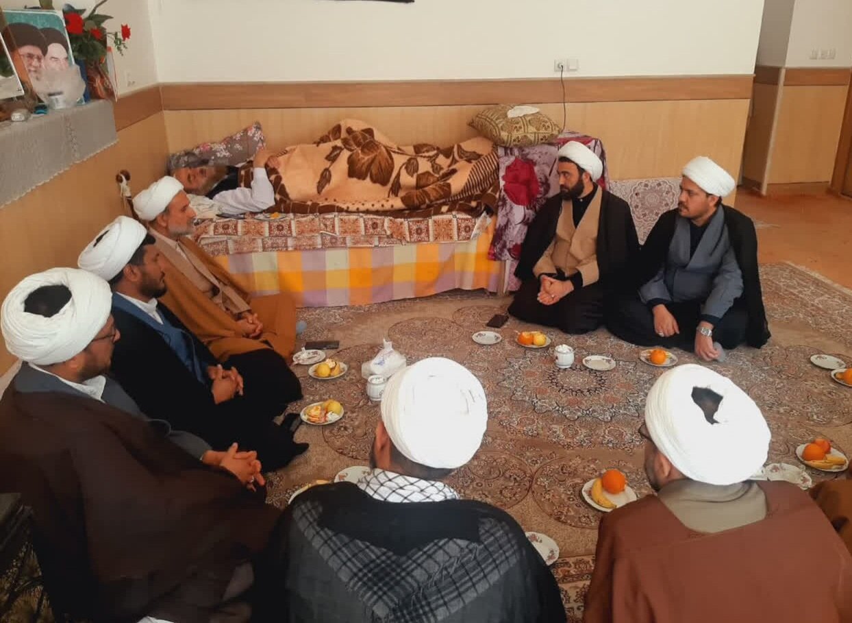 عیادت مدیریت حوزه علمیه کاشان از مدیر مدرسه علمیه المهدی(عج) آران و بیدگل+عکس