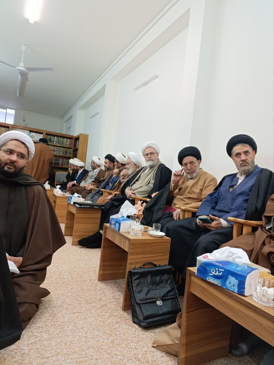 تجمع اساتید مدرسه آیت الله گلپایگانی در حمایت از رهبر انقلاب