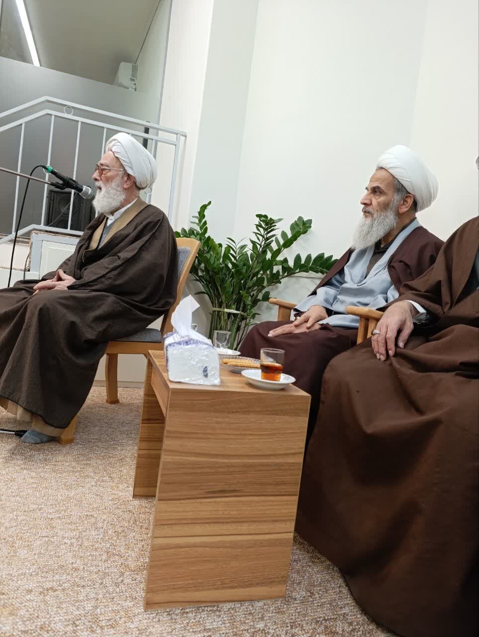 تجمع اساتید مدرسه آیت الله گلپایگانی در حمایت از رهبر انقلاب