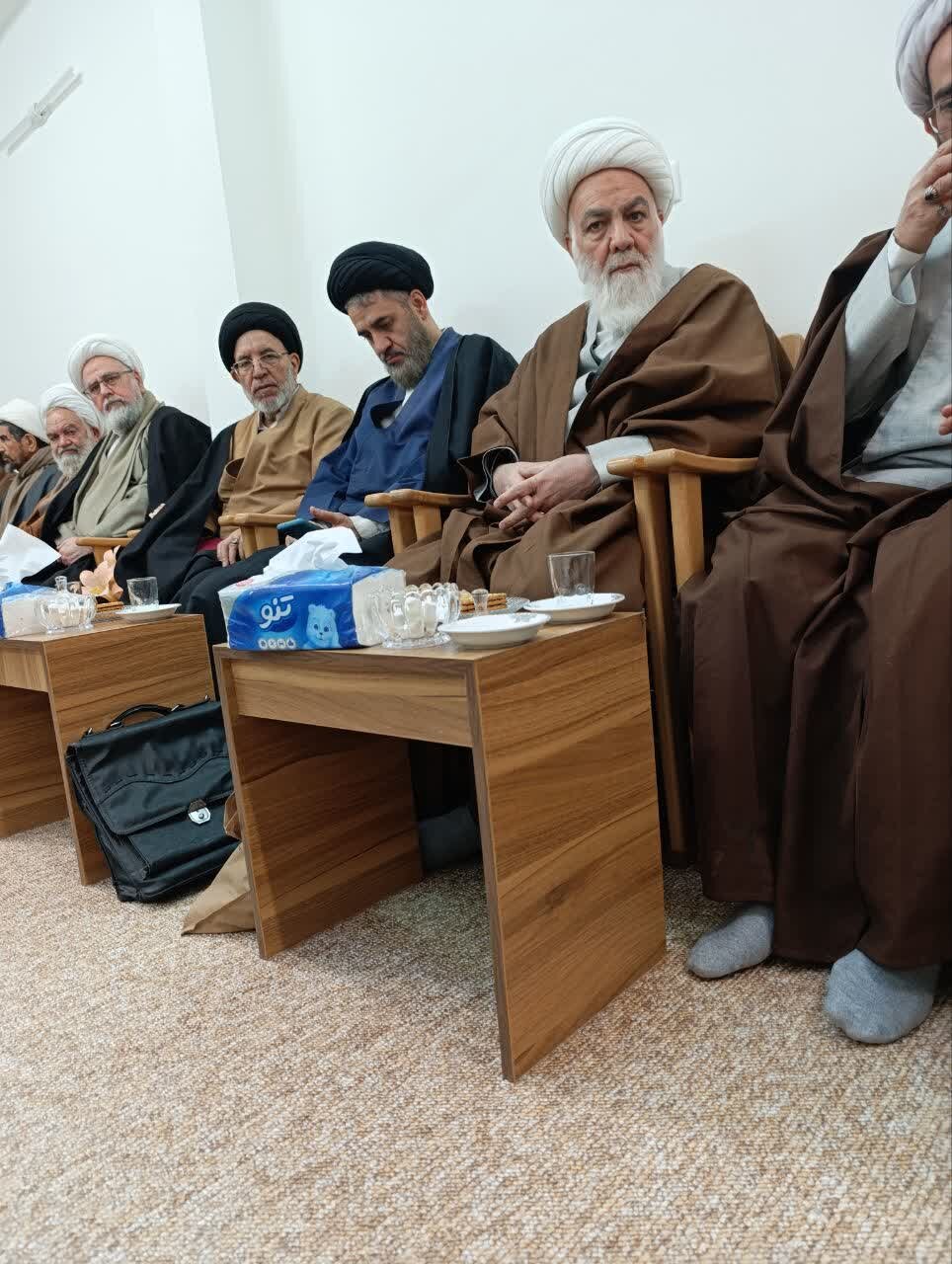 تجمع اساتید مدرسه آیت الله گلپایگانی در حمایت از رهبر انقلاب