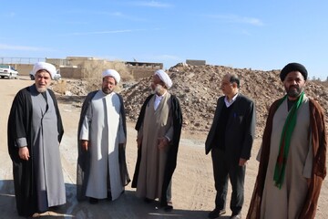 ارزیابی روند احداث مدرسه علمیه اشکذر با حضور مسئولان حوزه‌ علمیه خواهران استان+ عکس