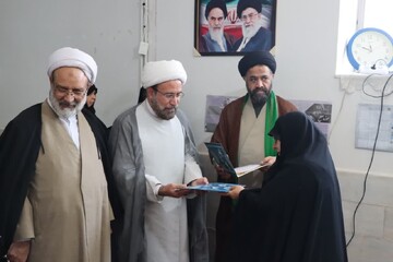 تجلیل امام جمعه اشکذر از مادران طلبه خانواده‌های پرجمعیت+تصاویر