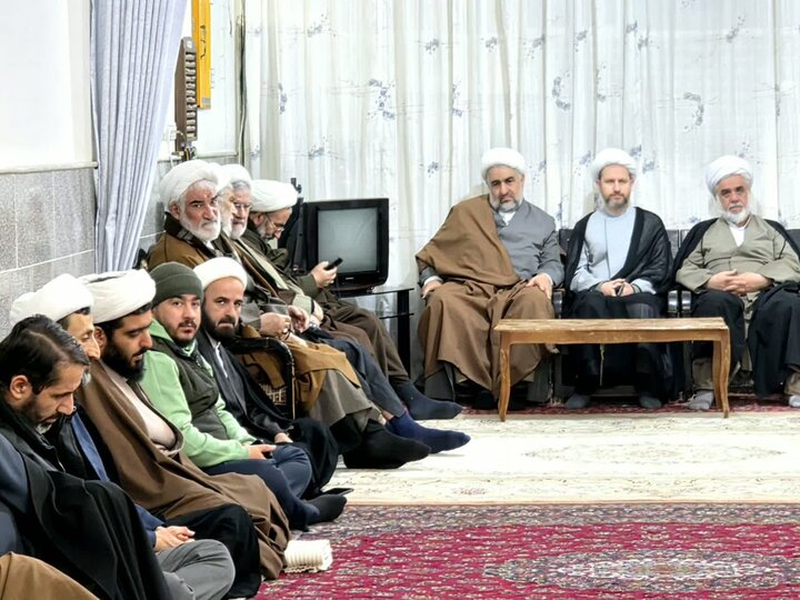 تصاویر/ نشست امام جمعه شهرستان ماکو با علما و طلاب شهرستان های ماکو ، شوط ، پلدشت و چالدران مقیم شهر مقدس قم