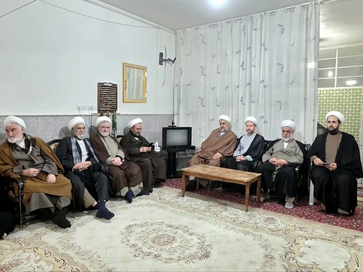 تصاویر/ نشست امام جمعه شهرستان ماکو با علما و طلاب شهرستان های ماکو ، شوط ، پلدشت و چالدران مقیم شهر مقدس قم