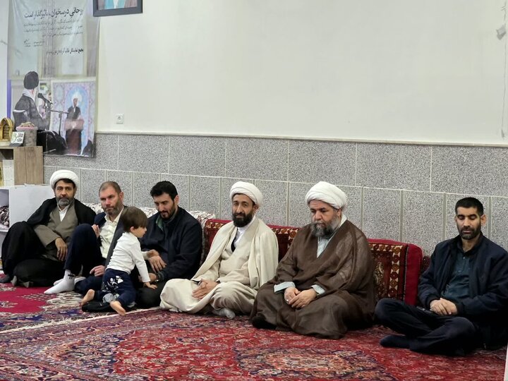 تصاویر/ نشست امام جمعه شهرستان ماکو با علما و طلاب شهرستان های ماکو ، شوط ، پلدشت و چالدران مقیم شهر مقدس قم