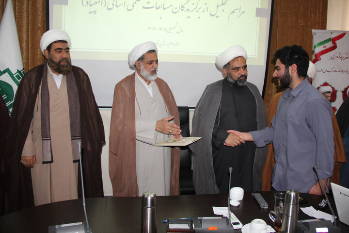 تصاویر / تجلیل از برگزیدگان مسابقات علمی استانی طلاب حوزه علمیه قزوین