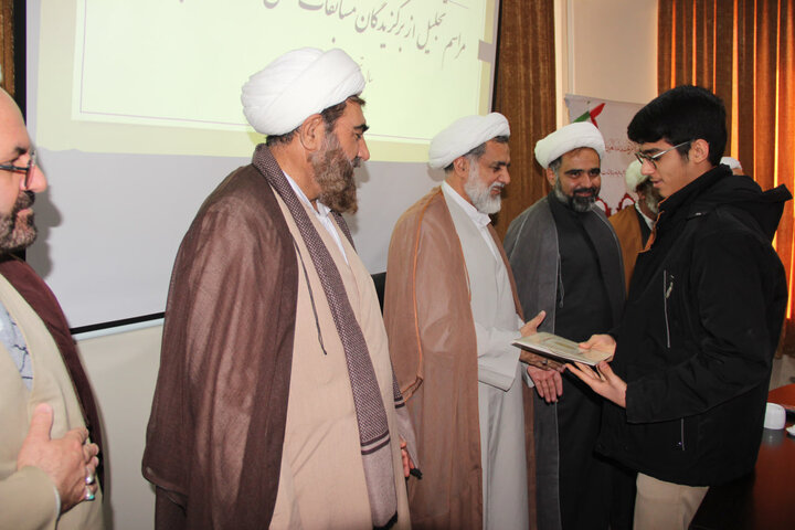 تصاویر / تجلیل از برگزیدگان مسابقات علمی استانی طلاب حوزه علمیه قزوین