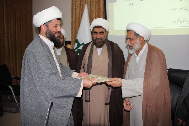 تصاویر / تجلیل از برگزیدگان مسابقات علمی استانی طلاب حوزه علمیه قزوین