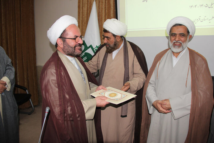 تصاویر / تجلیل از برگزیدگان مسابقات علمی استانی طلاب حوزه علمیه قزوین